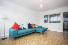 Light and Airy 1 Bedroom Flat in Angel with Balcony